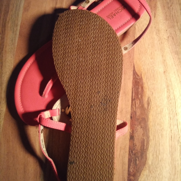 Michael Kors Pink leather with Gold Tone MK Logo Thong Sandals Sz. 9M-US, 39 EU - Picture 8 of 8